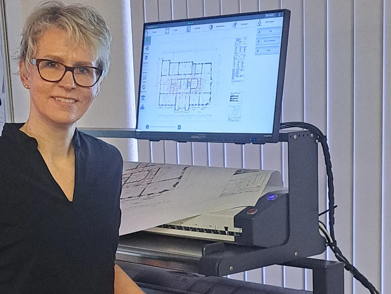 Steffi-am-Canon-Plotter Steffi am Canon-Plotter